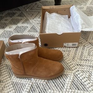 NWT UGG CORY II | SIZE 8 | BRAND NEW | NEVER WORN